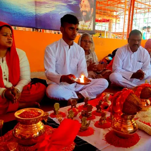 पंडित जी पूजा करते हुए